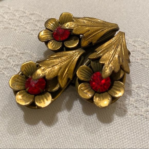Vintage Brass And Rhinestone Flower Sweater Clip - Picture 7 of 11